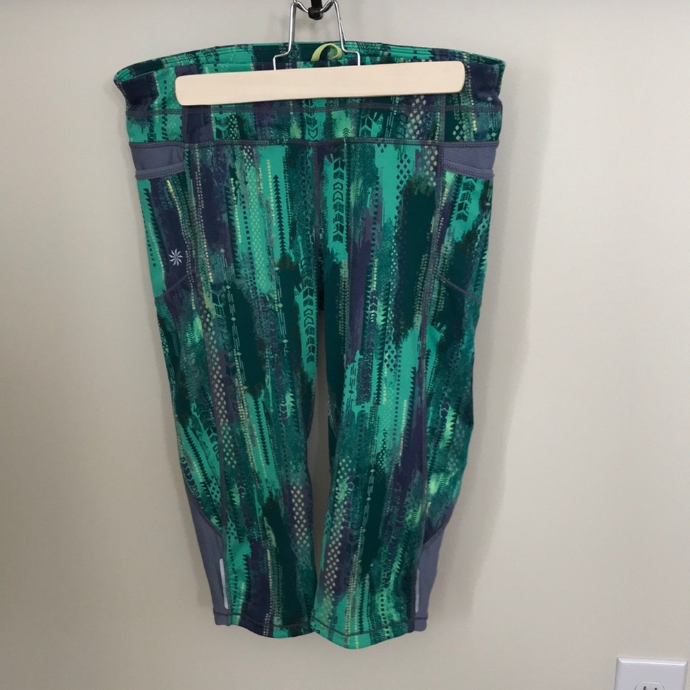 ATHLETA green patterned Capri leggings. Sz M